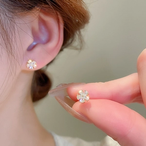 Boucles d'oreilles minimalistes fleurs en zircone avec placage élégant en or clair
