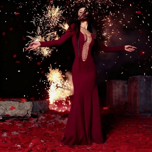 Robe moulante rouge foncé vintage avec laçage découpé et ourlet élégant en queue de poisson