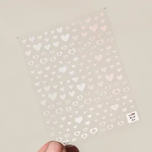 Gros plan d'autocollants TA-288 fins et souples avec motifs de cœurs blancs et roses