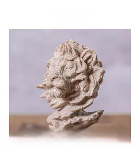 Makroaufnahme der Löwenkopf-Skulptur mit feiner Harztextur und aufwendiger Mähnenschnitzerei