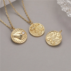Pendentif Pièce Ronde Vintage en Cuivre Plaqué Or avec Relief Lion Camping Main Breloques pour Création de Bijoux DIY Accessoires