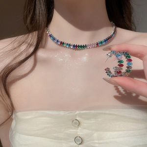 Details von Tropfenhalskette und Zirkon-Ohrringen aus Silber an einem Model mit Eleganz