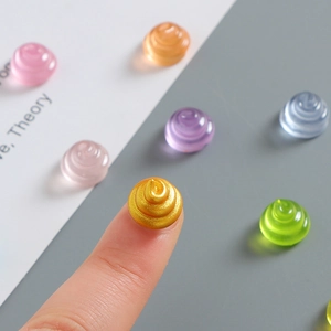 Figurines mignonnes en résine lumineuse en forme de crotte pour artisanat et décoration
