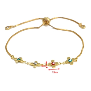 Dettaglio del bracciale dorato regolabile con ciondoli occhio del male di 13mm colorati