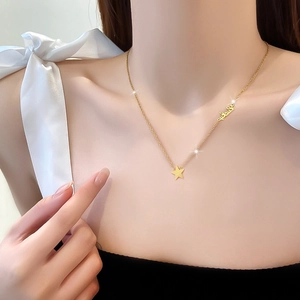 Collier minimaliste en titane doré avec pendentif étoile et charms porte-bonheur pour femme