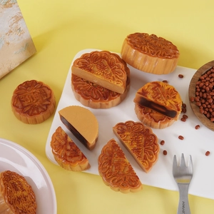 Modelli realistici di Mooncake in PVC con ripieni al tuorlo d'uovo e pasta di fagioli rossi