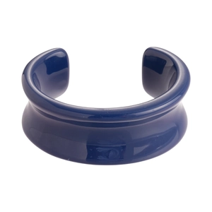 Bracelet jonc ouvert en résine bleu foncé avec un design géométrique arrondi brillant