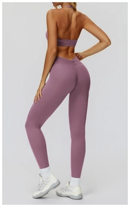 Vista posteriore dei leggings da yoga con vita a V e dettagli arricciati per l'effetto push-up