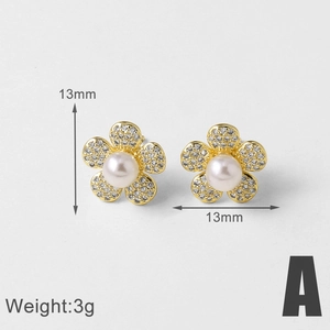 Detalle de pendientes de flor de 13mm con circonitas y perla central en acabado oro