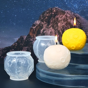 Dettaglio macro dello stampo per candela a luna in silicone con texture crateri