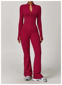 Dettaglio del set yoga bordeaux con top con zip e pantaloni fitness a campana