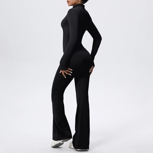 Vue détaillée du body de yoga noir avec passe-pouces et jambes évasées tendance