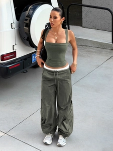 Débardeur Y2K vert foncé col carré ajusté et pantalon cargo vert olive ensemble