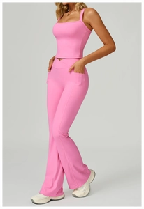 Détail ensemble yoga rose montrant la taille haute croisée et la poche sur le pantalon