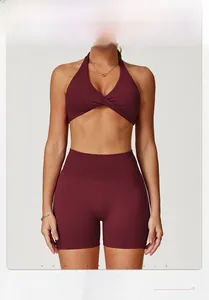 Détail d'un ensemble de yoga bordeaux extensible avec brassière dos nu et short côtelé