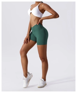 Seitenansicht der dunkelgrünen nahtlosen Sport-Shorts mit hoher Taille und Push-Up-Effekt