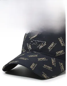 Détail de la casquette de baseball bleu marine avec aérations et imprimé sport doré
