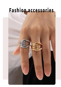Detalle de anillos geométricos de doble capa en oro y plata con cristales engastados pavé