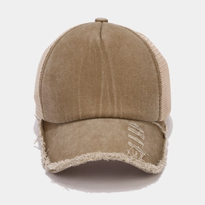 Dettaglio del cappello trucker color kaki con visiera usurata e rete traspirante
