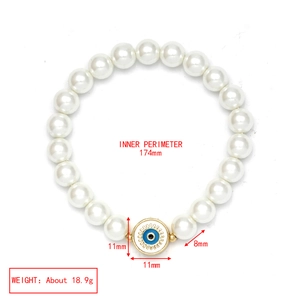 Detailansicht der Perlen-Evil-Eye-Armband mit 174 mm Umfang und goldenem Anhänger
