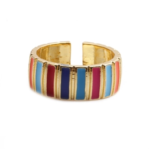 Vue détaillée d'une bague large plaquée or avec des rayures verticales en émail coloré