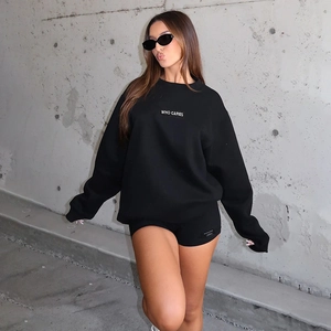 Ensemble femme avec sweat noir ample imprimé et short court taille haute moulant