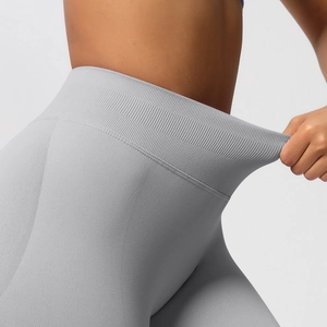 Nahaufnahme der grauen nahtlosen Yoga-Leggings mit Fokus auf die hohe Elastizität am Hosenbund