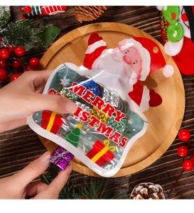 Dettaglio che mostra il riempimento di sacchetti regalo di Babbo Natale su un vassoio di legno
