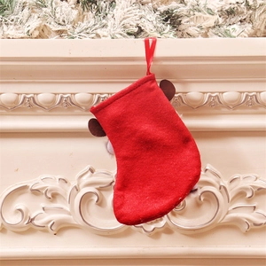 Détail de chaussette de Noël rouge suspendue à une cheminée blanche avec neige