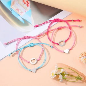 Tres pulseras hechas a mano con dijes de corazón y cordones ajustables para madre e hija