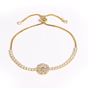 Détail du bracelet tournesol plaqué or ajustable avec pierres de zircone cubique