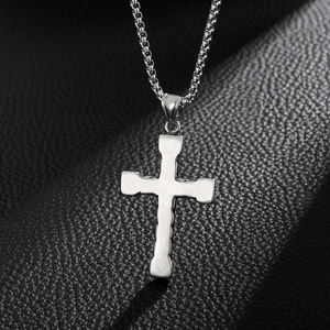 Collana vintage con croce in acciaio inossidabile e motivo a righe su sfondo in pelle nera