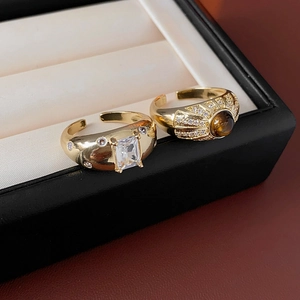 Nahaufnahme von Vintage-Ring mit Zirkonia und Tigerauge-Stein im luxuriösen Schmuckkästchen