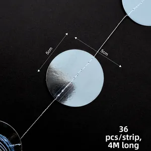 Detail der silbernen Spiegelpapier-Girlande mit 5cm Kreisen und 4m Länge für Partys