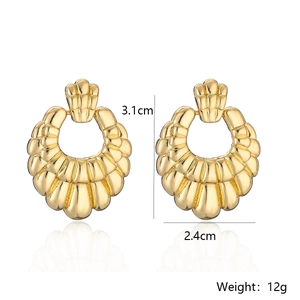 Detailed view of 18K gold plated shell earrings with size 3.1x2.4cm and 12g weight