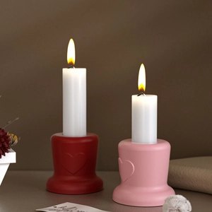 Portacandele opachi con rilievo a cuore, basi trapezoidali rosso e rosa per decorare