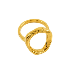 Detail eines 18K Gold-Edelstahlrings mit asymmetrischem, organischem Schmelzdesign