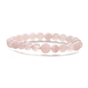 Dettaglio di perle in quarzo rosa da 8 mm con trama traslucida e lucentezza rosa tenue