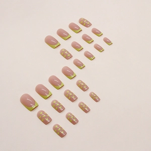 Französische Kunstnägel in Avocadogrün und Rosa mit Herzmuster und quadratischen Spitzen