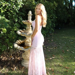 Robe longue élégante en dentelle rose avec dos nu et coupe ajustée pour fêtes d'été