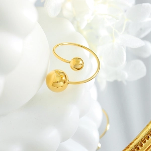 Bague spirale dorée élégante avec deux perles polies sur un anneau ouvert minimaliste