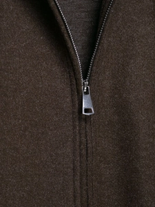 Détail macro d'une veste en laine marron avec fermeture éclair métallique et col à revers