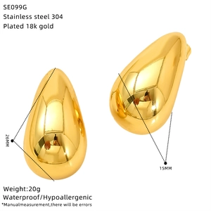Détails des boucles d'oreilles goutte dorées montrant la hauteur 26mm et la largeur 15mm