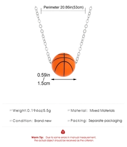 Detailansicht eines 1,5 cm Basketball-Anhängers mit silberner Kette und 53 cm Umfang