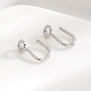 Vue macro de crochets d'oreilles en argent poli avec design en U et boucles rondes
