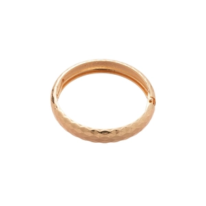 Bracelet jonc ouvert rond en or rose avec texture géométrique taillée en diamant