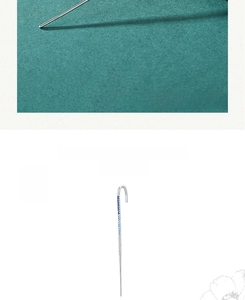 Dettaglio di orecchini a gancio lunghi in argento con cristalli blu e bianchi
