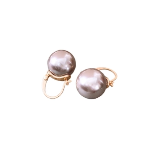 Élégantes boucles d'oreilles dorées avec grandes perles de verre rondes de couleur mauve