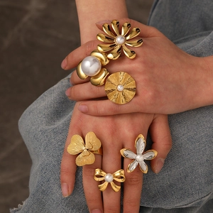 Large Flower Petal Open Ring Stainless Steel Elegant Faux Artificial Pearl Adjustable Niche Design Trendy Finger Jewelry Women