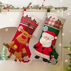 Chaussettes de Noël en tricot avec Père Noël et renne pour décoration de cheminée